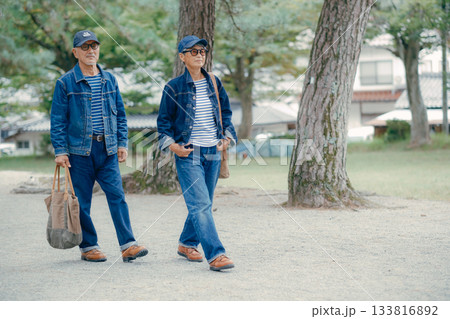 神社を参拝するシニア夫婦 神社を参拝するシニア夫婦 133816892