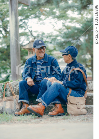 神社を参拝するシニア夫婦 神社を参拝するシニア夫婦 133816896