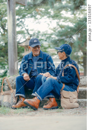 神社を参拝するシニア夫婦 133816897