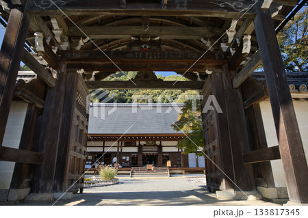小倉山二尊院 格式高い雰囲気の勅使門4 小倉山二尊院 格式高い雰囲気の勅使門4 133817345