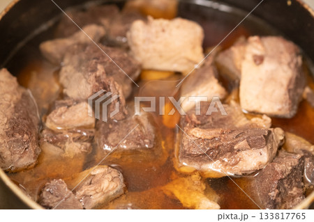 メバチマグロの角煮を調理しているところ 133817765