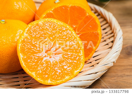 ざるに盛られたみかん 133817798