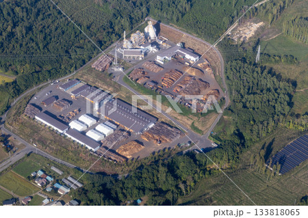 長野県塩尻市の木質バイオマス発電所を空撮 133818065