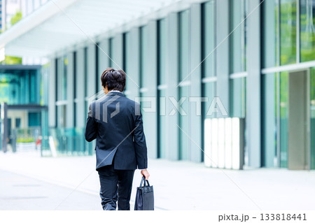 スーツを着た若い男性 133818441