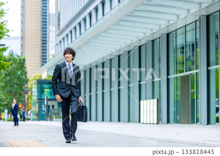 スーツを着た若い男性 スーツを着た若い男性 133818445