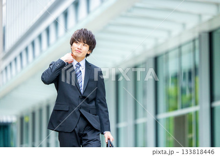 スーツを着た若い男性 133818446