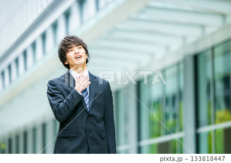 スーツを着た若い男性 133818447