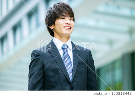スーツを着た若い男性 133818448