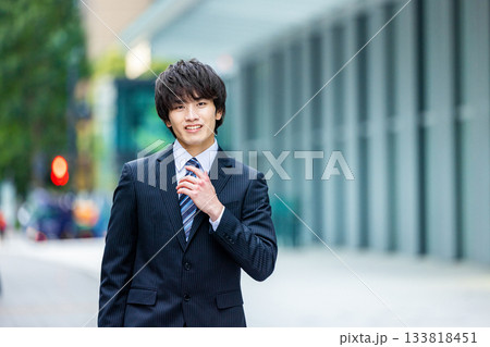 スーツを着た若い男性 133818451