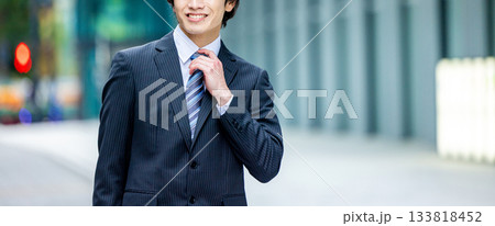 スーツを着た若い男性 133818452