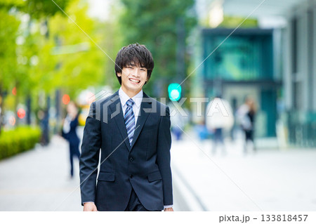 スーツを着た若い男性 スーツを着た若い男性 133818457