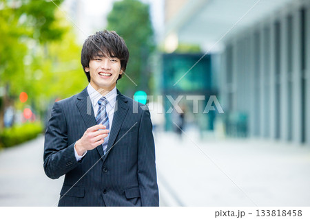 スーツを着た若い男性 スーツを着た若い男性 133818458