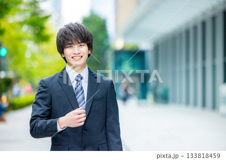 スーツを着た若い男性 スーツを着た若い男性 133818459