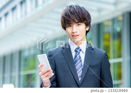 スマホを持つビジネスマン 133818460