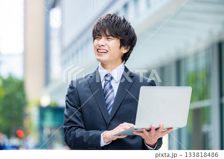 オフィスでノートパソコンを持つビジネスマン 133818486