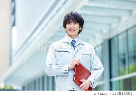 作業服を着た男性 133818502