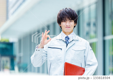 作業服を着た男性 133818504