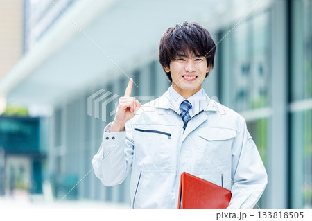 作業服を着た男性 133818505