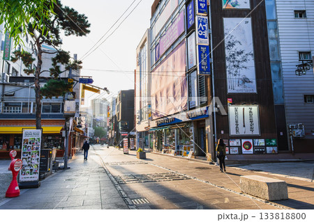 ソウル　仁寺洞のメインストリート　朝景 133818800