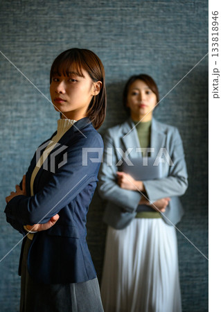 確固たる意志を持つビジネスウーマンと後輩女性 確固たる意志を持つビジネスウーマンと後輩女性 133818946