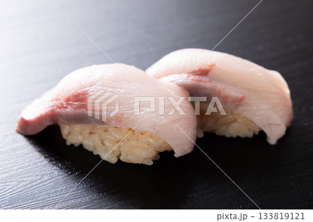 美味しい寒ブリの握り鮨 133819121