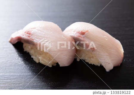 美味しい寒ブリの握り鮨 133819122