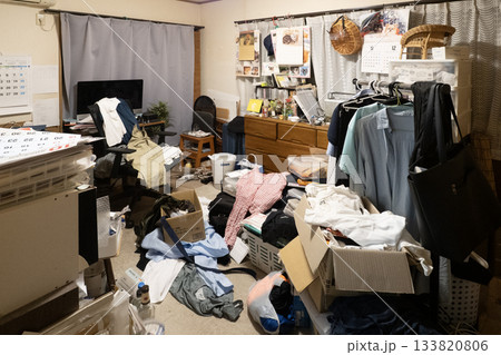 散らかった部屋 133820806