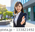 女性社員が握手を求める 133821492