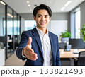 男性社員が握手を求める 133821493