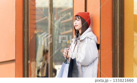 冬の街でショッピングをする女性 133821660