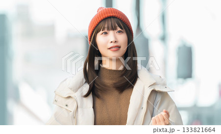 冬の街でショッピングをする女性 133821664