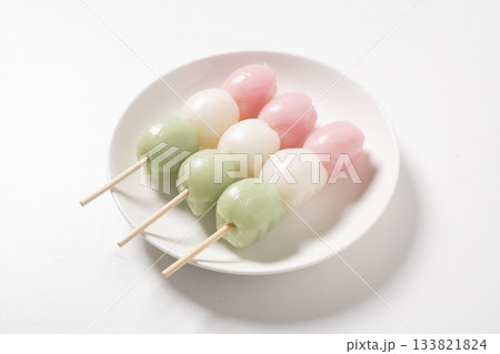 白い皿にのった3色団子 133821824