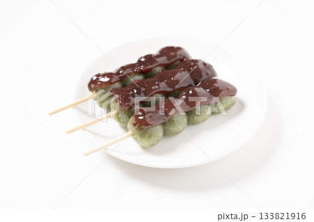 皿にのったよもぎ草団子 皿にのったよもぎ草団子 133821916