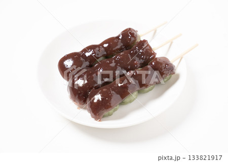 皿にのったよもぎ草団子 皿にのったよもぎ草団子 133821917