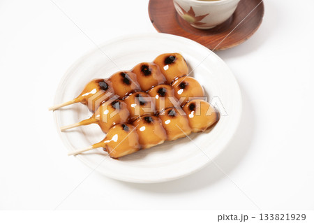 皿にのったよもぎ草団子とお茶 133821929