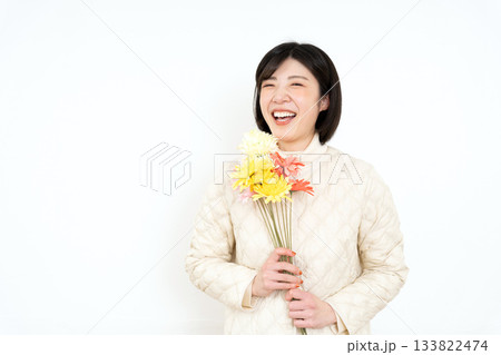 花束を持つ若い女性 133822474