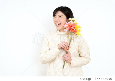 花束を持つ若い女性 花束を持つ若い女性 133822950