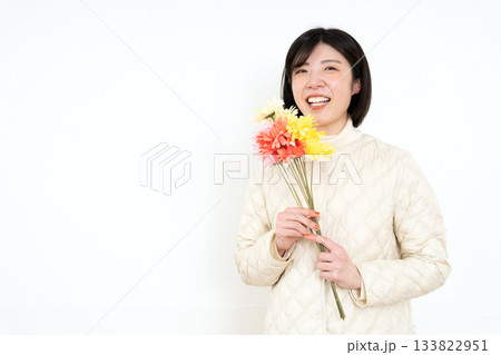 花束を持つ若い女性 133822951