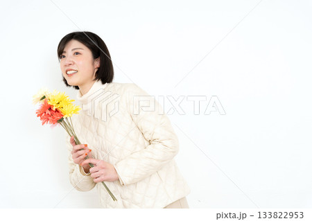 花束を持つ若い女性 花束を持つ若い女性 133822953