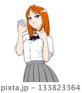 髪をいじりながらスマホを操作する女子高校生と目があった 133823364