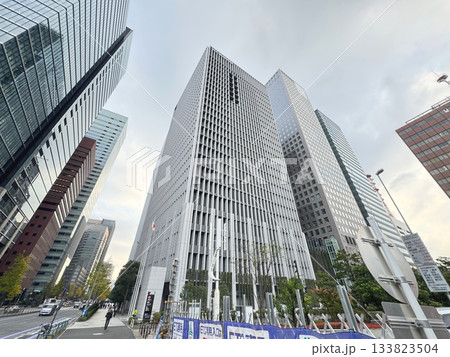 経団連会館（写真中央。東京都千代田区大手町。日本経済団体連合会、住友林業本社、電気事業連合会など） 133823504