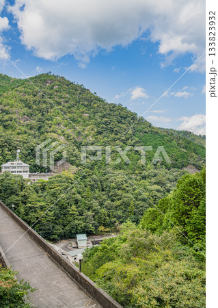 新城市の宇連ダムの風景(愛知県) 新城市の宇連ダムの風景(愛知県) 133823932