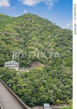 新城市の宇連ダムの風景(愛知県) 133823933