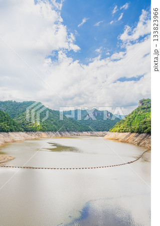 新城市の宇連ダムの風景(愛知県) 新城市の宇連ダムの風景(愛知県) 133823966