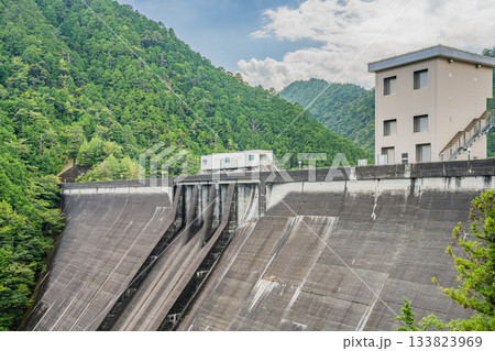 新城市の宇連ダムの風景(愛知県) 133823969