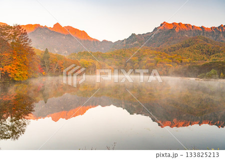 《長野県》鏡池夜明け・紅葉最盛期の戸隠 133825213