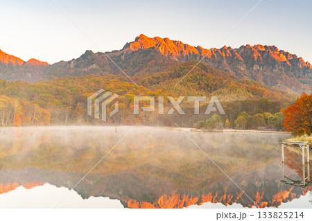 《長野県》鏡池夜明け・紅葉最盛期の戸隠 133825214