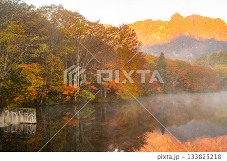 《長野県》鏡池夜明け・紅葉最盛期の戸隠 《長野県》鏡池夜明け・紅葉最盛期の戸隠 133825218