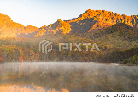 《長野県》鏡池夜明け・紅葉最盛期の戸隠 133825219