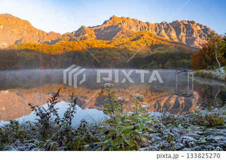 《長野県》鏡池夜明け・紅葉最盛期の戸隠 133825270